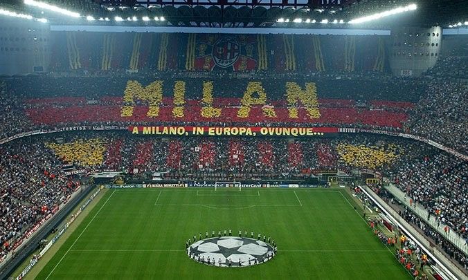 Estadio San Siro vibrando en un partido de AC Milan